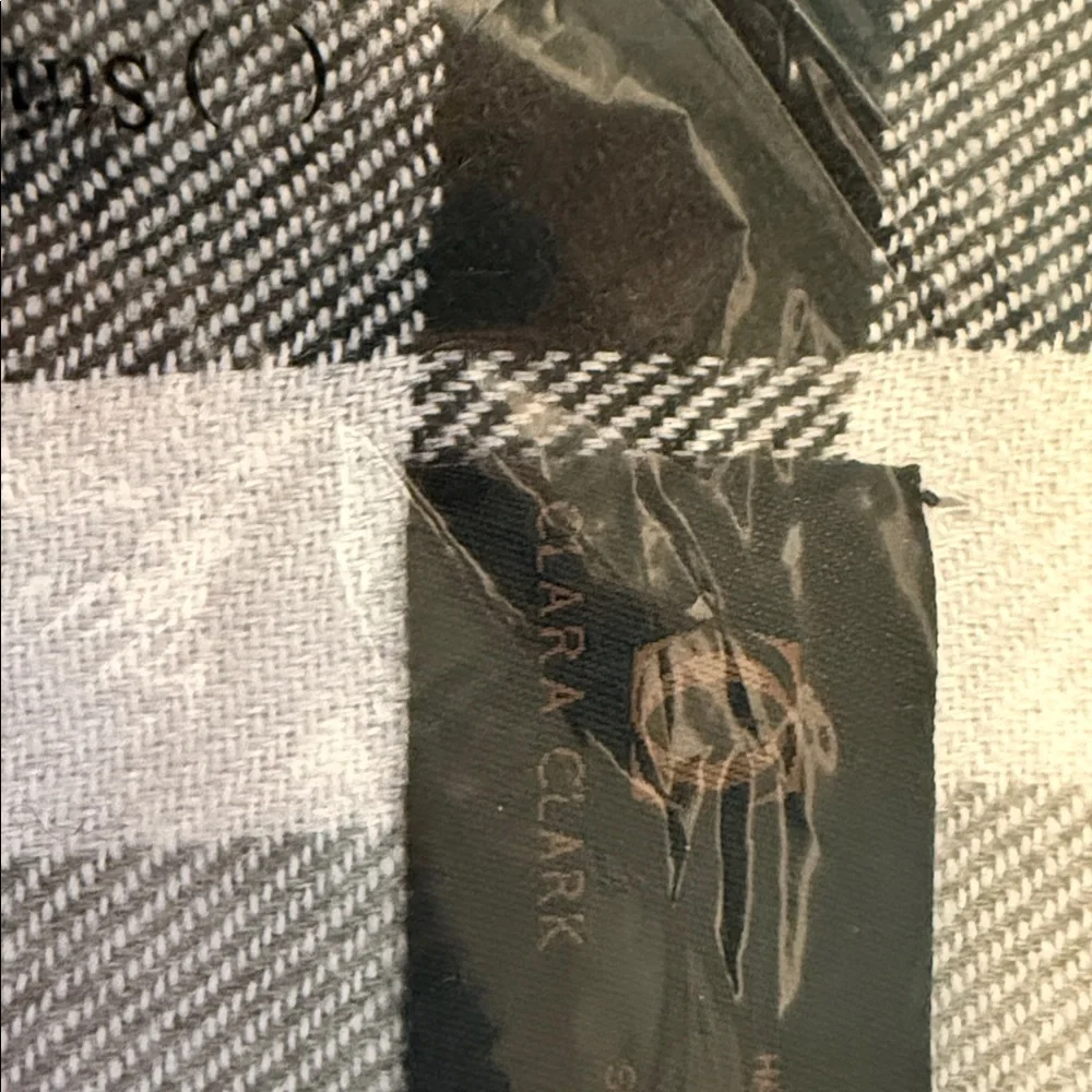 Clara Clark Black Gray and Red Plaid Scarf Brand new Unisex 100% Acrylic